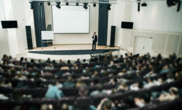 Al momento stai visualizzando Soluzioni di streaming per conferenze per connettersi con i segmenti di pubblico in tutto il mondo